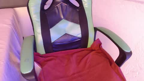 Snapshot of we_n_you chatting on November 22, 3:33 pm Trixie 3 online show from November 22, 3:33 pm