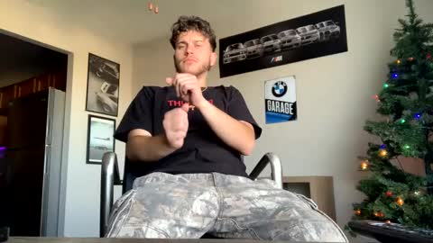 Snapshot of wentbrokeonstrippers chatting on January 2, 6:34 pm Topjitt online show from January 2, 6:34 pm