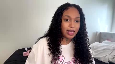 Snapshot of wetcreamerr chatting on October 2, 6:37 pm SheSquirts online show from October 2, 6:37 pm