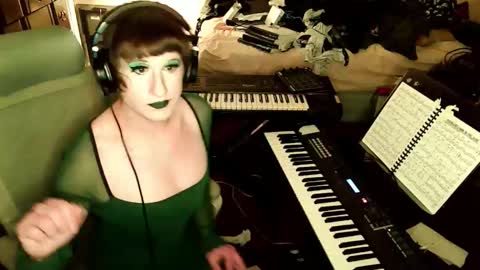 Snapshot of wienerlady chatting on December 18, 6:30 am Countess of Hotdogs online show from December 18, 6:30 am