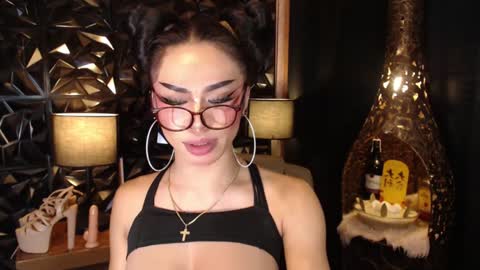 Snapshot of wildroxie chatting on February 6, 3:27 am ROXIE online show from February 6, 3:27 am