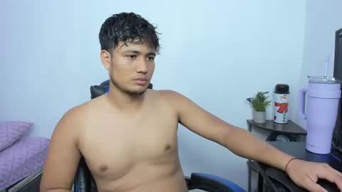 Snapshot of wish_coup_18151170 chatting on December 17, 7:09 pm Alice and Mike online show from December 17, 7:09 pm