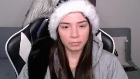 Snapshot of wolfs_daughter chatting on December 4, 2:31 am Alex online show from December 4, 2:31 am