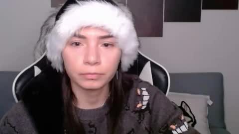 Snapshot of wolfs_daughter chatting on December 17, 1:18 am Alex online show from December 17, 1:18 am