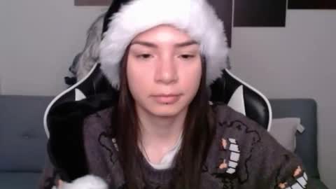 Snapshot of wolfs_daughter chatting on December 19, 2:23 am Alex online show from December 19, 2:23 am