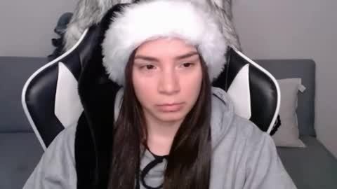 Snapshot of wolfs_daughter chatting on December 21, 2:41 am Alex online show from December 21, 2:41 am