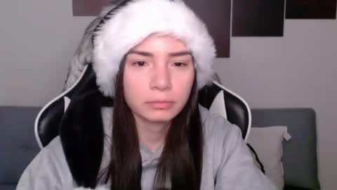 Snapshot of wolfs_daughter chatting on December 25, 3:18 am Alex online show from December 25, 3:18 am