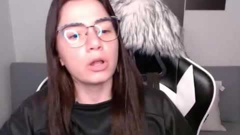 Snapshot of wolfs_daughter chatting on September 26, 2:59 am Alex online show from September 26, 2:59 am