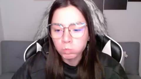 Snapshot of wolfs_daughter chatting on October 6, 2:09 am Alex online show from October 6, 2:09 am