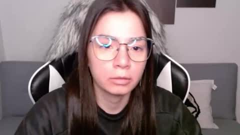 Snapshot of wolfs_daughter chatting on October 8, 1:47 am Alex online show from October 8, 1:47 am