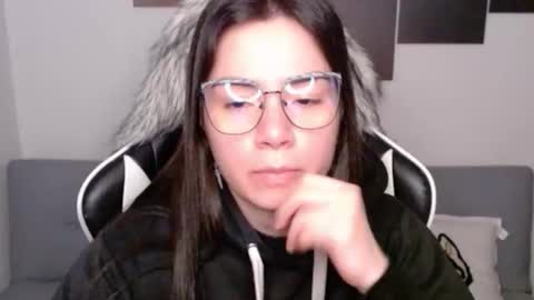 Snapshot of wolfs_daughter chatting on October 31, 1:39 am Alex online show from October 31, 1:39 am