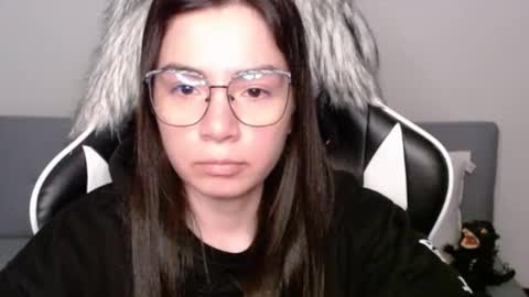 Snapshot of wolfs_daughter chatting on November 6, 2:01 am Alex online show from November 6, 2:01 am