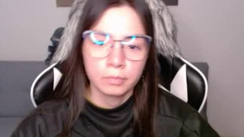 Snapshot of wolfs_daughter chatting on November 18, 1:11 am Alex online show from November 18, 1:11 am