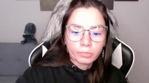 Snapshot of wolfs_daughter chatting on November 24, 2:22 am Alex online show from November 24, 2:22 am