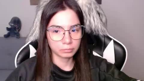 Snapshot of wolfs_daughter chatting on December 2, 2:28 am Alex online show from December 2, 2:28 am