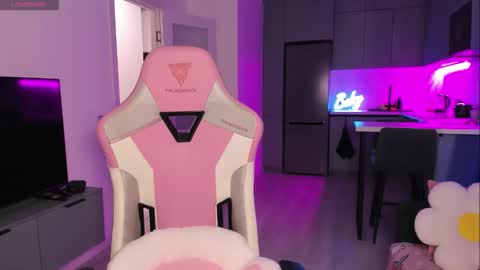 Emi online show from September 12, 7:03 pm