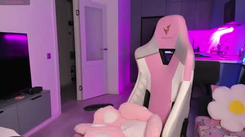 Emi online show from October 10, 5:12 pm