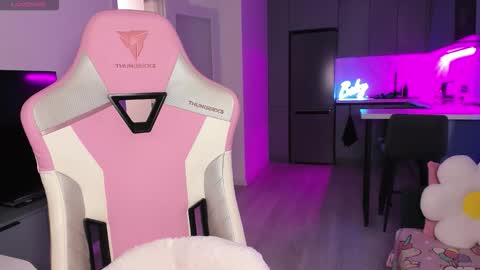 Emi online show from November 23, 5:02 pm