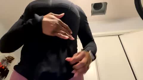 Snapshot of wynterheat chatting on February 6, 11:10 am Wynter Heat online show from February 6, 11:10 am