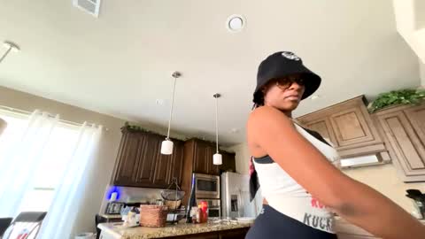 Snapshot of wynterheat chatting on September 18, 8:44 pm Wynter Heat online show from September 18, 8:44 pm