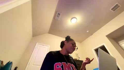 Snapshot of wynterheat chatting on October 26, 9:26 am Wynter Heat online show from October 26, 9:26 am