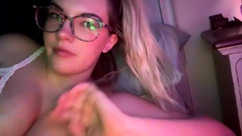 Snapshot of x_dreamgirl_x chatting on December 12, 3:43 am Mariah online show from December 12, 3:43 am