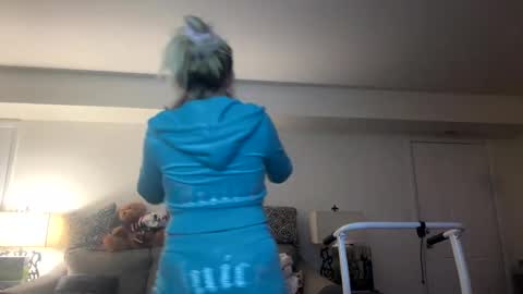 Snapshot of x_dreamgirl_x chatting on December 31, 7:31 am Mariah online show from December 31, 7:31 am