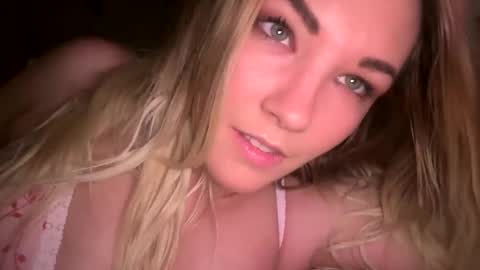 Snapshot of x_dreamgirl_x chatting on January 11, 7:06 am Mariah online show from January 11, 7:06 am