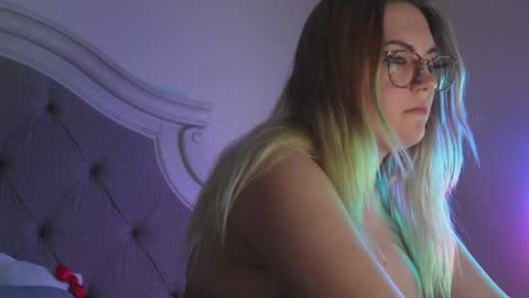 Snapshot of x_dreamgirl_x chatting on January 24, 6:24 am Mariah online show from January 24, 6:24 am