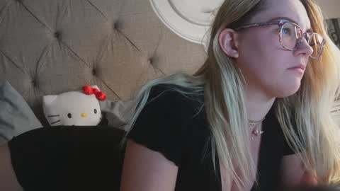 Snapshot of x_dreamgirl_x chatting on January 25, 5:51 am Mariah online show from January 25, 5:51 am