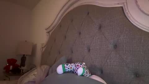 Snapshot of x_dreamgirl_x chatting on February 1, 4:24 am Mariah online show from February 1, 4:24 am