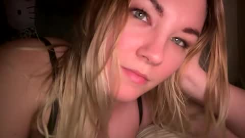 Snapshot of x_dreamgirl_x chatting on February 1, 7:26 am Mariah online show from February 1, 7:26 am