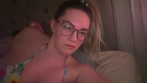 Snapshot of x_dreamgirl_x chatting on March 6, 5:35 am Mariah online show from March 6, 5:35 am