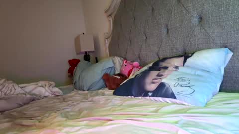 Snapshot of x_dreamgirl_x chatting on March 9, 5:44 am Mariah online show from March 9, 5:44 am