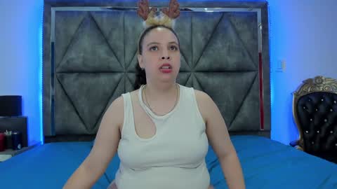 Snapshot of ximenarusso chatting on December 15, 6:51 am online show from December 15, 6:51 am