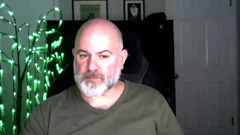 Snapshot of xjohnniex77 chatting on December 17, 1:44 am MrSlowBurn77 online show from December 17, 1:44 am