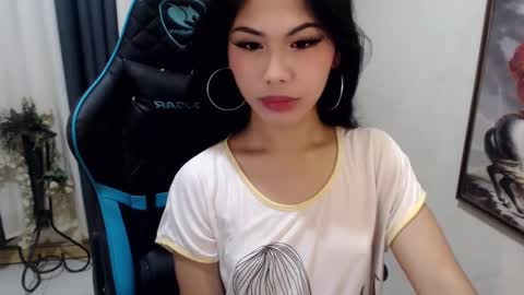 Snapshot of xseductive_airax chatting on December 4, 6:50 pm aira online show from December 4, 6:50 pm