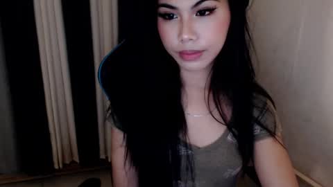 Snapshot of xseductive_airax chatting on February 19, 12:25 am aira online show from February 19, 12:25 am