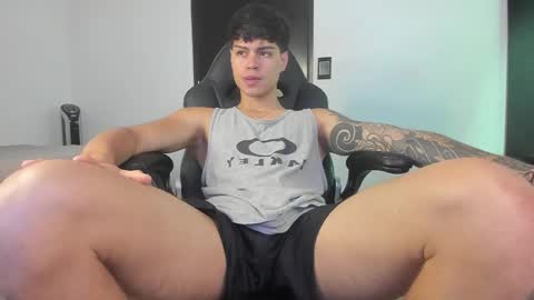 yanpaul83 online show from October 18, 3:24 pm