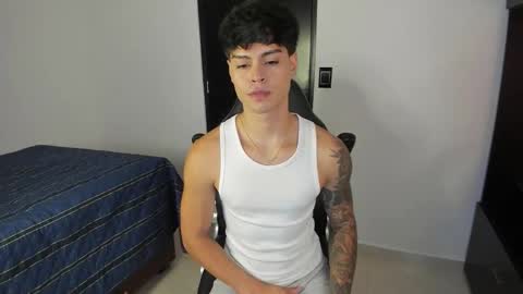 yanpaul83 online show from November 19, 8:42 pm