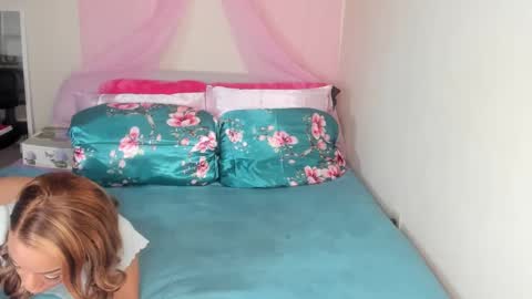 Snapshot of yasminayazzie chatting on December 30, 10:55 pm Yasmina online show from December 30, 10:55 pm