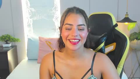 Snapshot of yaya23x chatting on March 6, 7:21 pm yaya23x online show from March 6, 7:21 pm