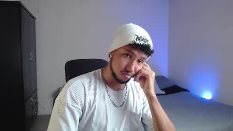 Snapshot of yeff_stone chatting on October 10, 12:42 am yeff online show from October 10, 12:42 am