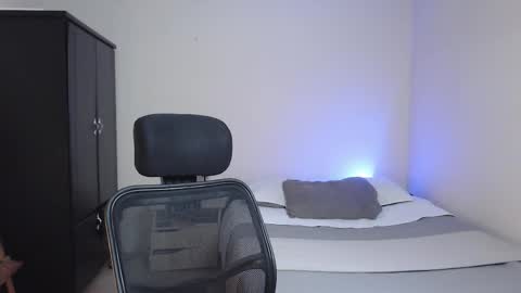 Snapshot of yeff_stone chatting on December 18, 12:06 am yeff online show from December 18, 12:06 am