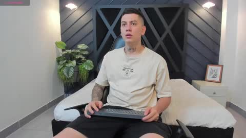 Snapshot of yeiko_romero_ chatting on February 16, 1:27 pm YEIKO ROMERO online show from February 16, 1:27 pm