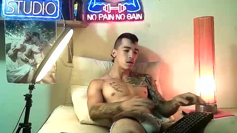 Snapshot of yeisoncastellanos1999 chatting on December 5, 5:53 pm yeisoncastellanos1999 online show from December 5, 5:53 pm