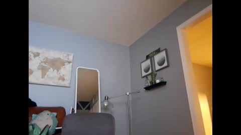 Ella Ts online show from January 25, 9:15 am