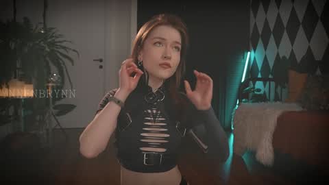 ynnenbrynn online show from December 2, 7:14 am