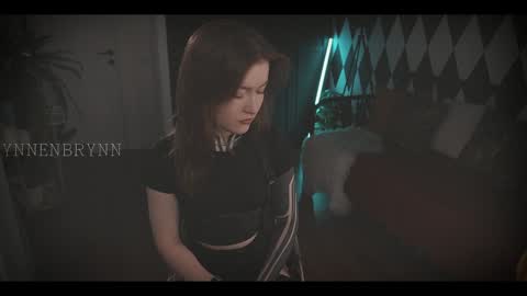 ynnenbrynn online show from December 4, 8:45 am