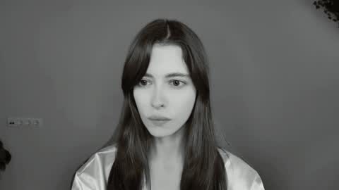 yoka_paradoxxx online show from September 12, 5:18 am